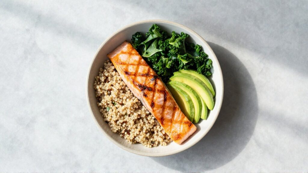 Cuenco de salmón a la parrilla con quinoa